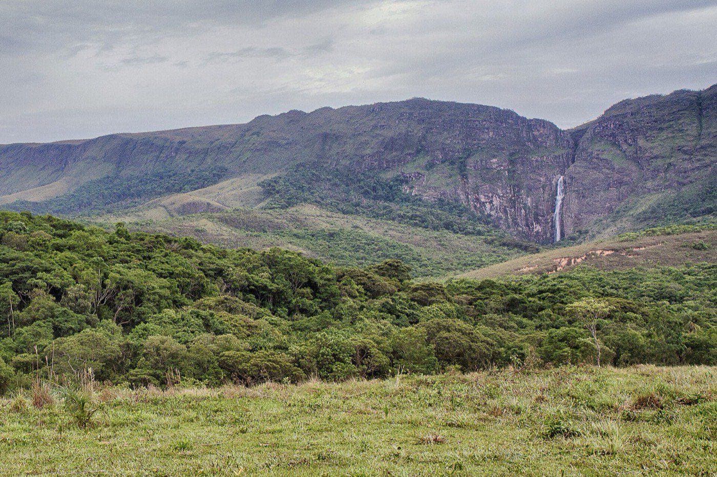 Escarpa da Serra da Canastra vista do vale, com a Casca d'Anta como um fio branco no paredão