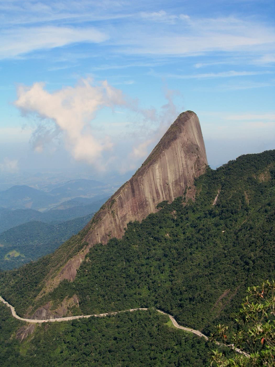 Crista do Escalavrado vista de cima, com a BR-116 serpenteando na encosta coberta de Mata Atlântica