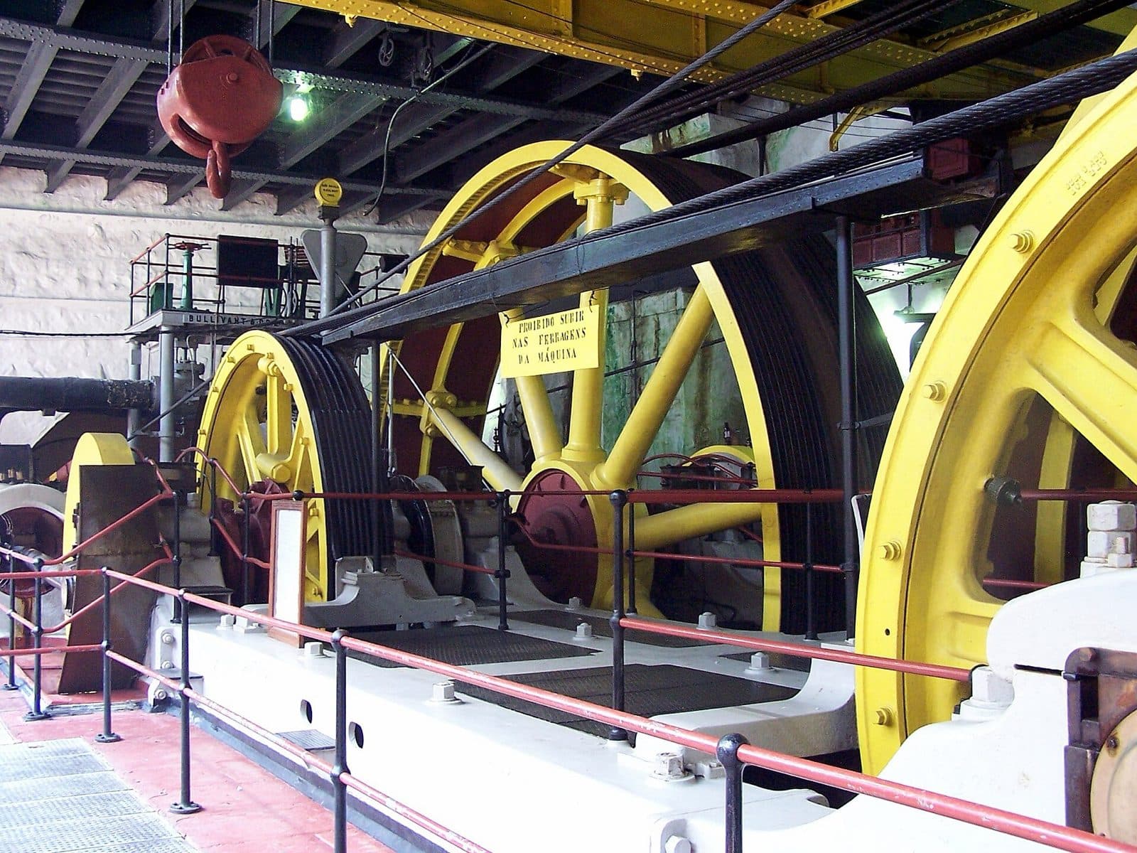 Grandes rodas amarelas da máquina fixa que movia o cabo do funicular, preservadas no museu de Paranapiacaba