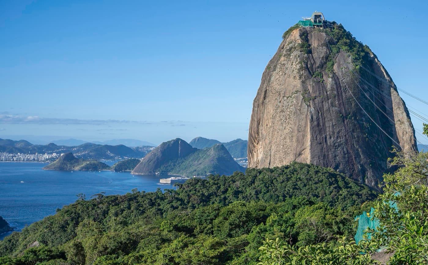 Pão de Açúcar visto do Morro da Urca, com a Baía de Guanabara e Niterói ao fundo