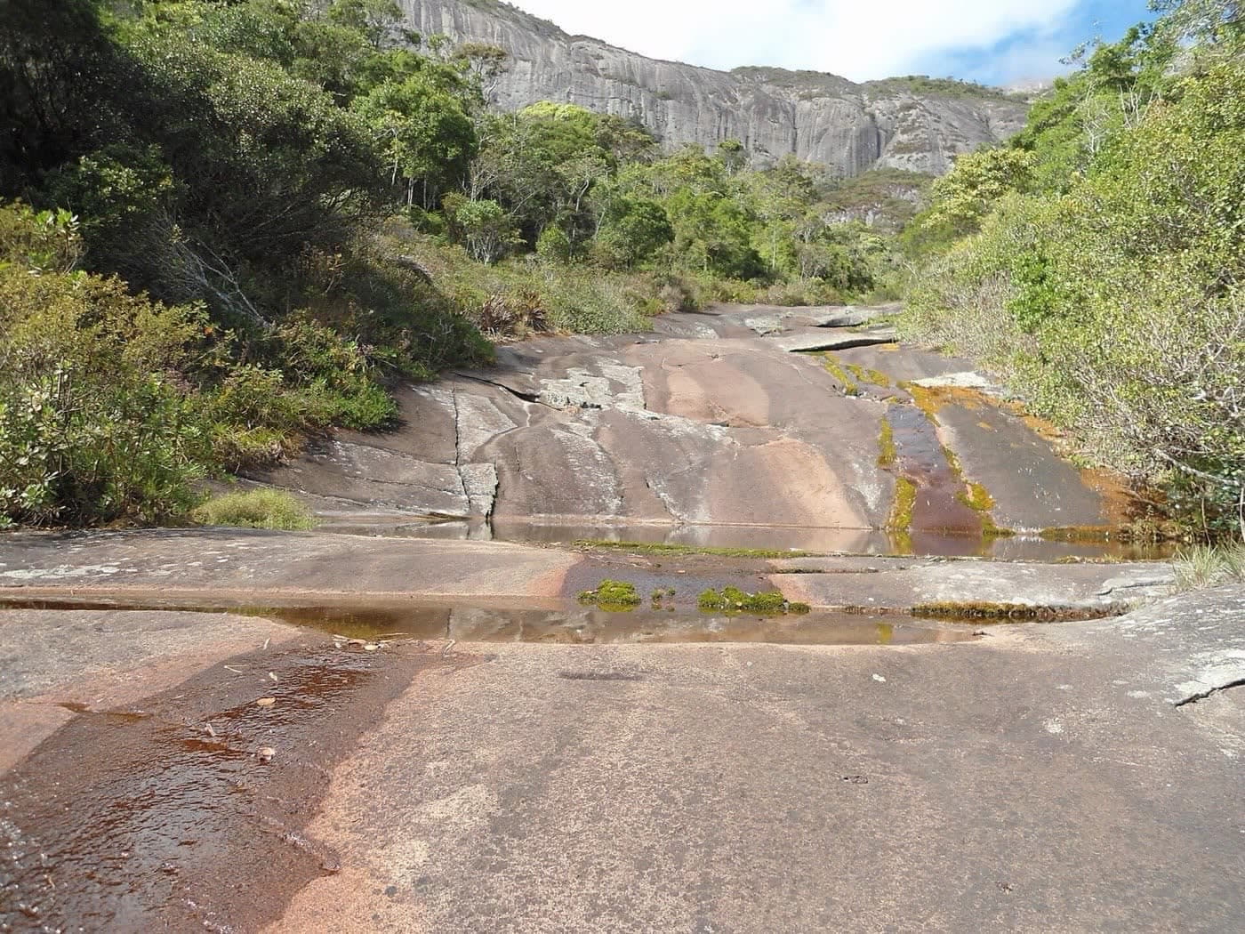 Lajes de granito com poças d'água na área das piscinas naturais do Parque Estadual da Pedra Azul