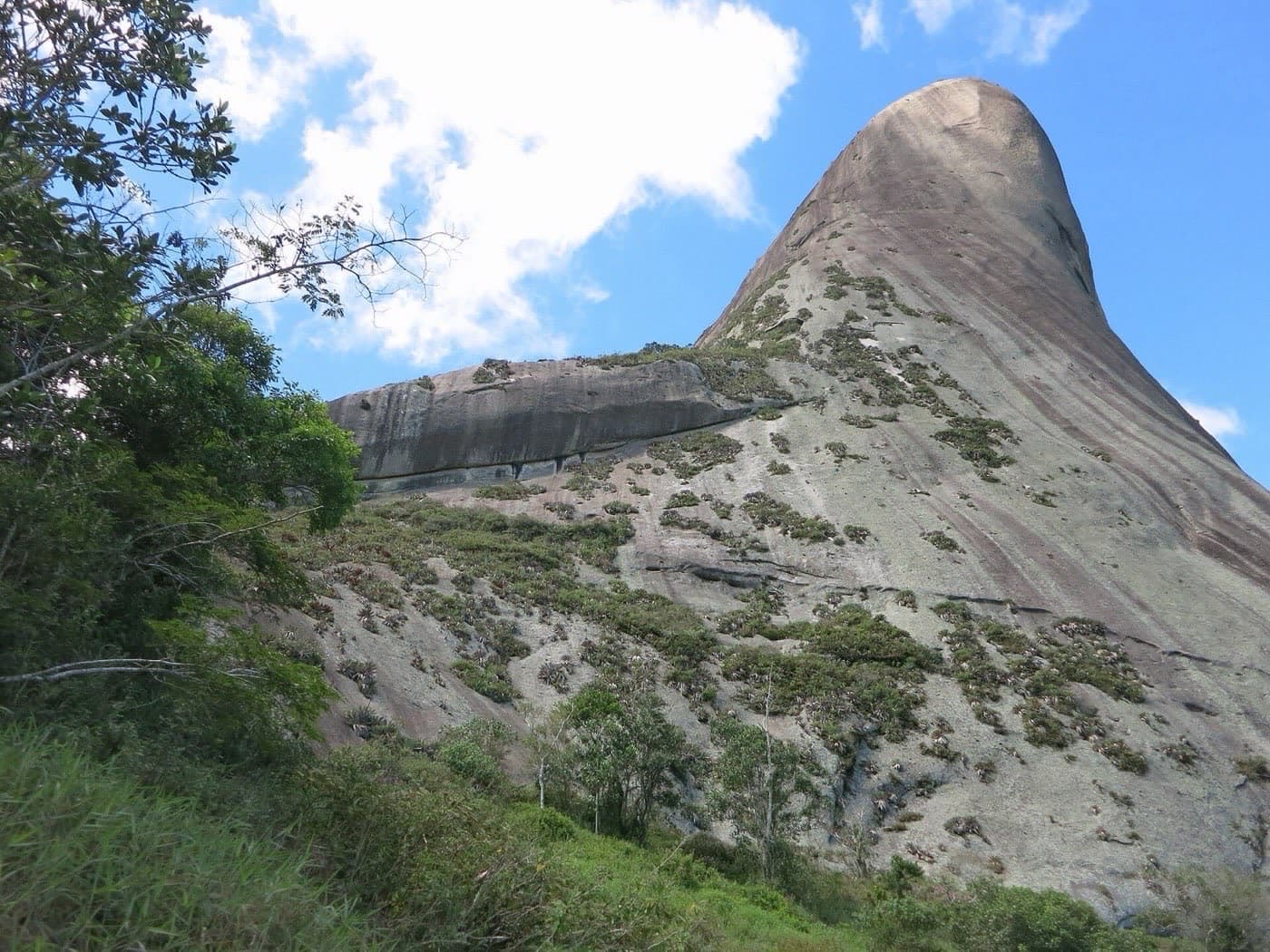 Face lateral da Pedra Azul vista da área das piscinas naturais, com bromélias sobre a rocha