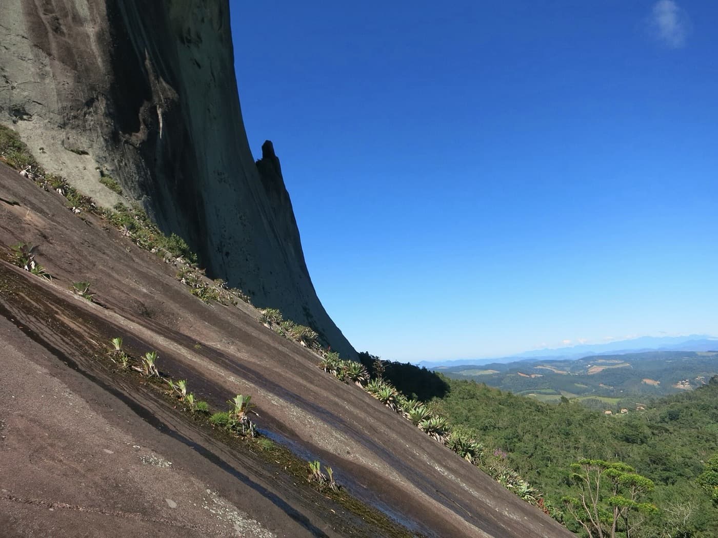 Paredão da Pedra Azul e a Pedra do Lagarto vistos da rampa de subida para as piscinas naturais, com o vale ao fundo