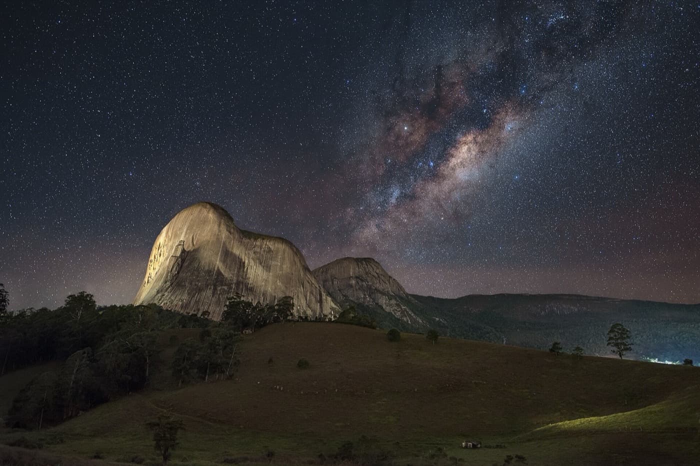 Pedra Azul à noite com o centro da Via Láctea no céu estrelado