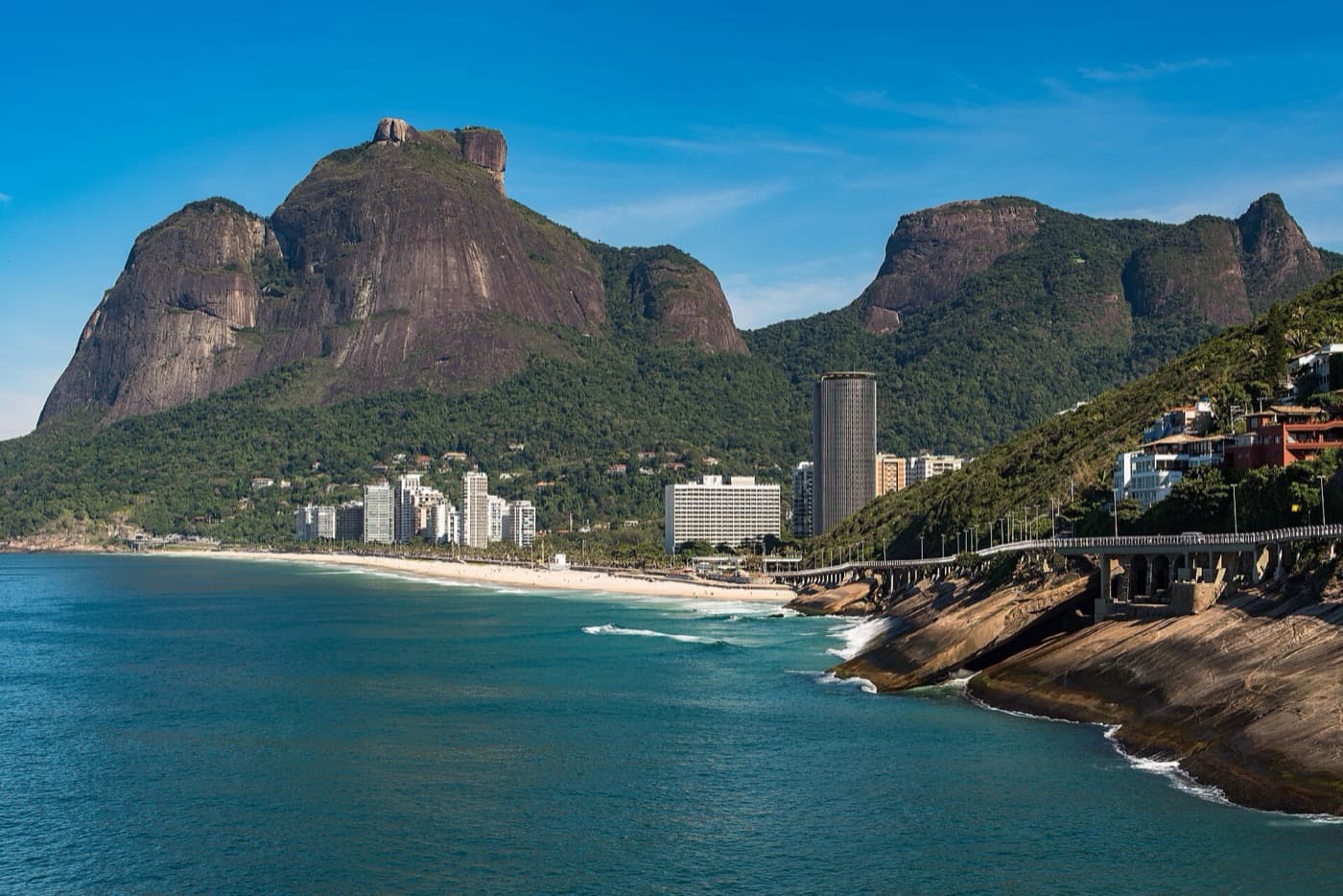 Pedra da Gávea vista do mar, acima da praia e dos prédios de São Conrado