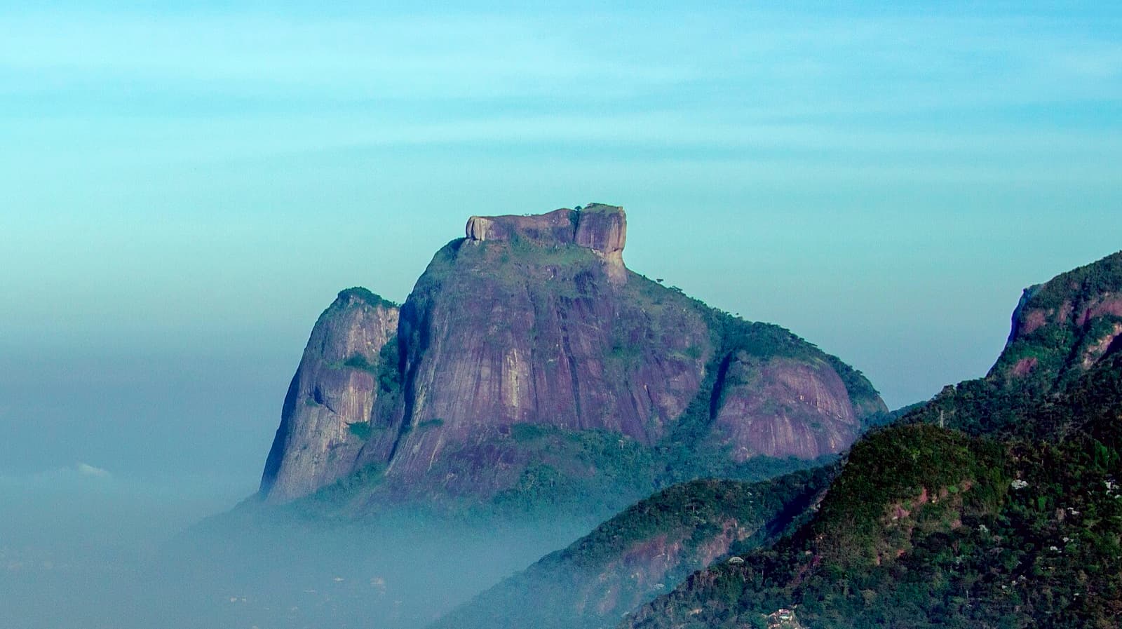 Pedra da Gávea acima de um mar de neblina, vista do alto do maciço da Tijuca