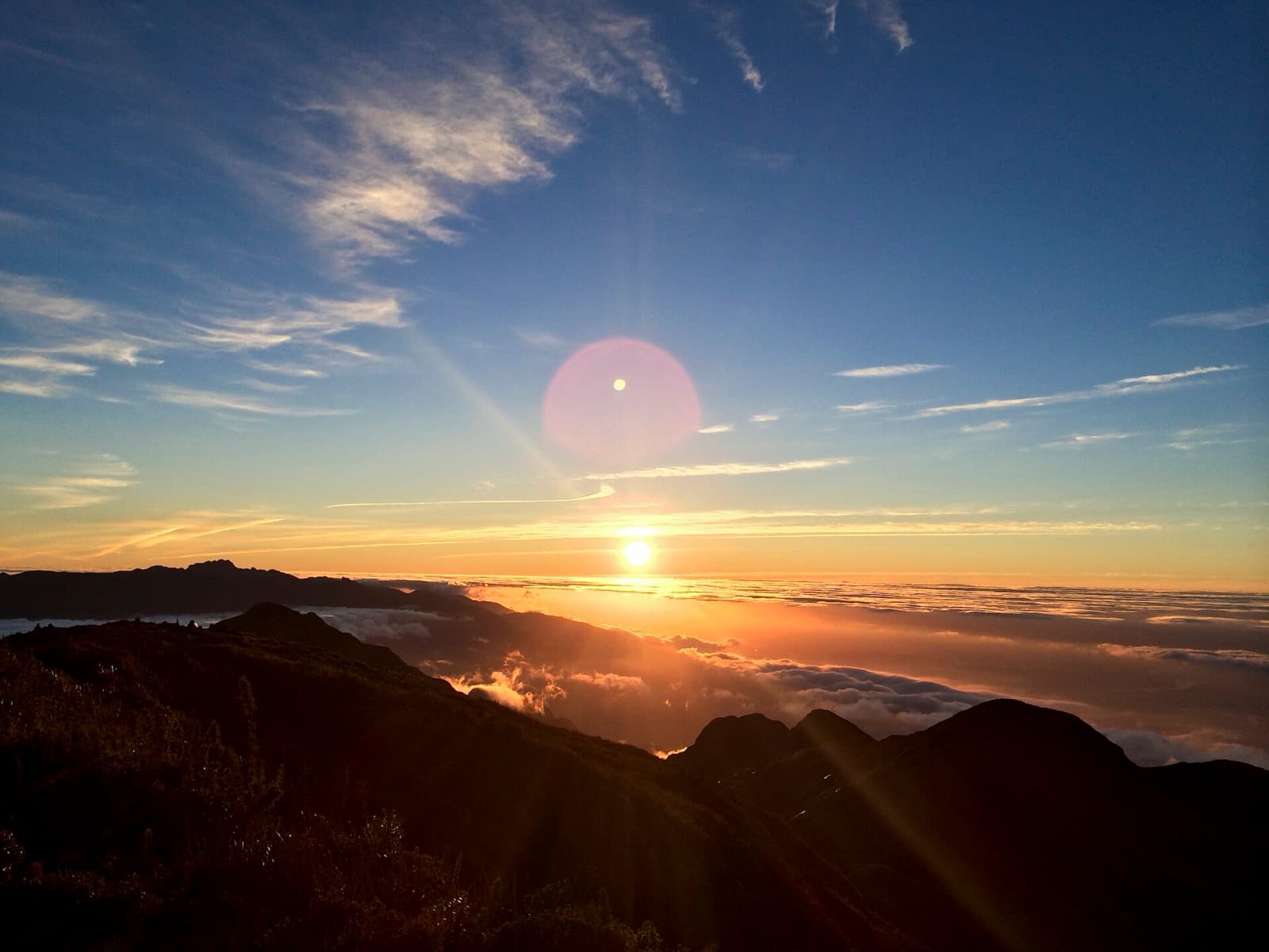 Nascer do sol visto do cume da Pedra da Mina, com mar de nuvens e o maciço das Agulhas Negras no horizonte