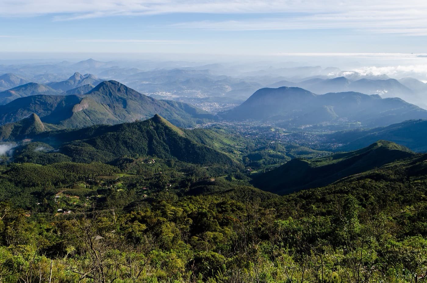 Vista de Nova Friburgo e das montanhas da Região Serrana a partir do cume do Pico da Caledônia