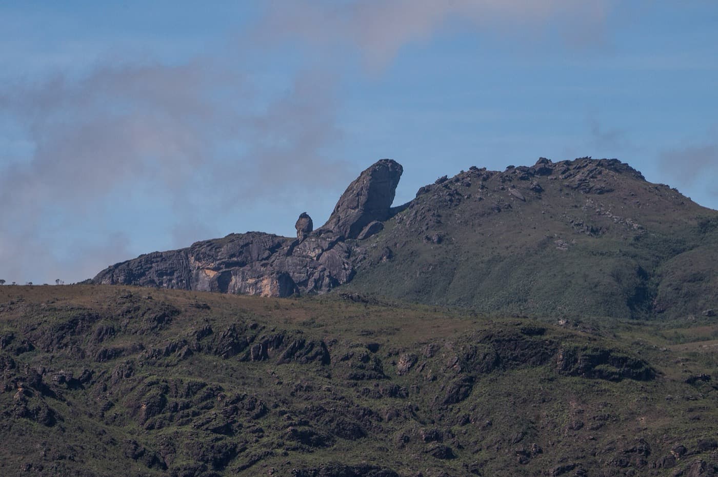 O Itacolomi visto do centro de Ouro Preto: a pedra grande e a pedra pequena ao lado, no alto da serra