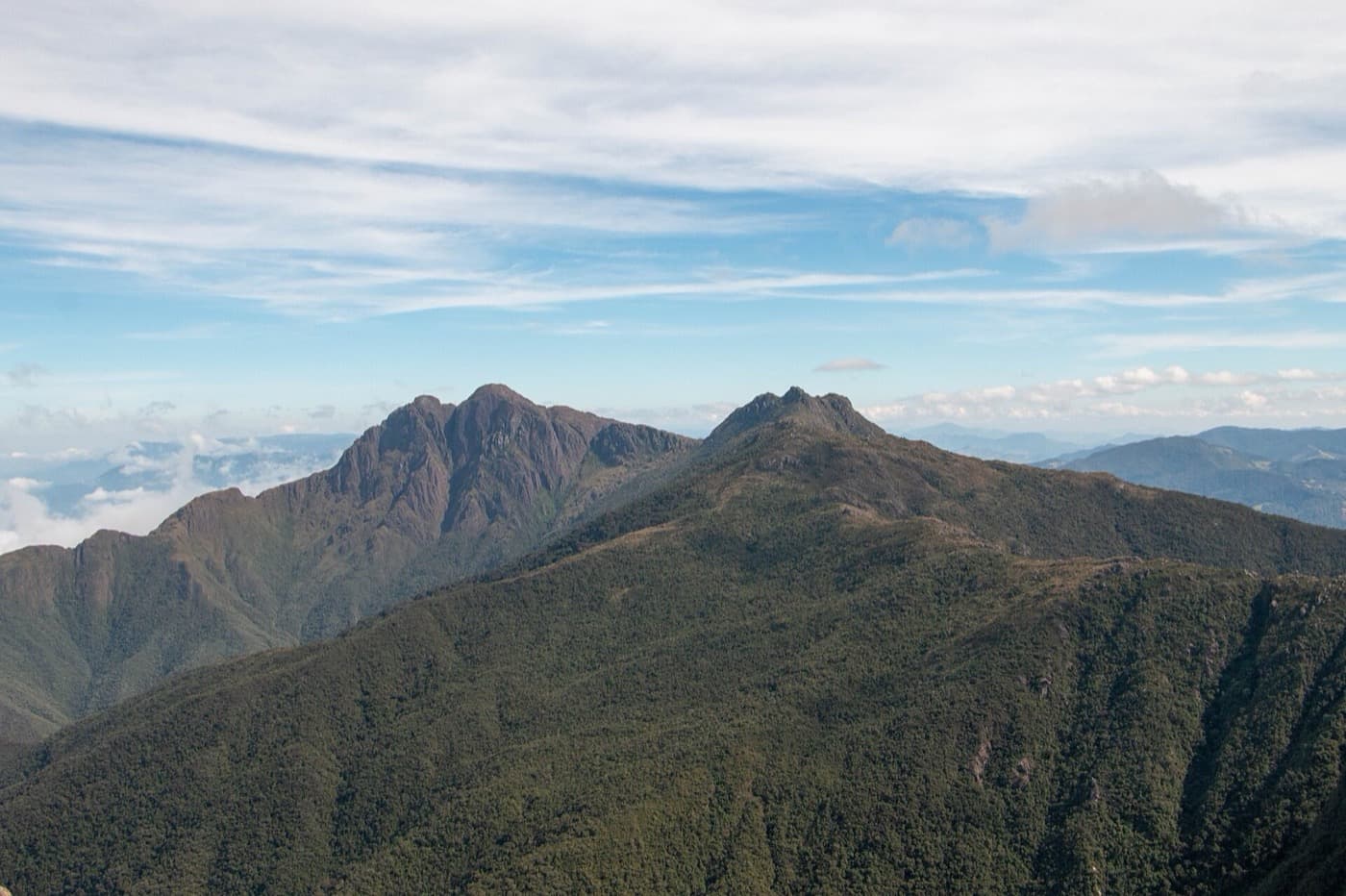 Picos dos Marins e Marinzinho vistos do alto do Pico do Itaguaré, com nuvens no horizonte
