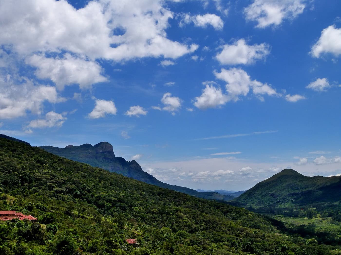 Vale do Matutu em Aiuruoca, com o Pico do Papagaio à esquerda e a Pedra do Leão à direita