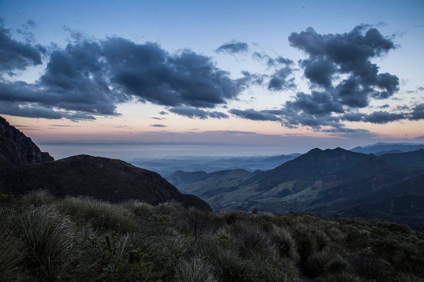 Céu de fim de tarde com nuvens escuras sobre as cristas da Mantiqueira, na trilha para o Pico dos Marins