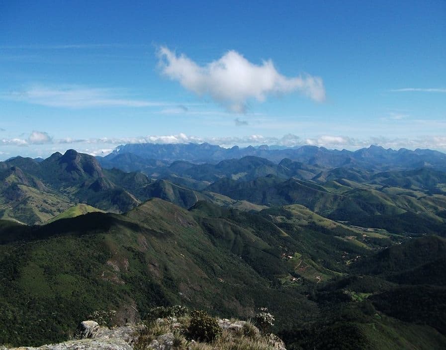 Vista do alto das Torres de Bonsucesso, a 1.860 m, sobre vales e serras da região serrana