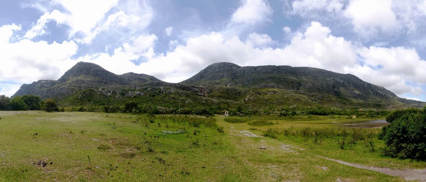 Panorama da Serra do Espinhaço vista da Lapinha da Serra, com o Pico da Lapinha e o Pico do Breu