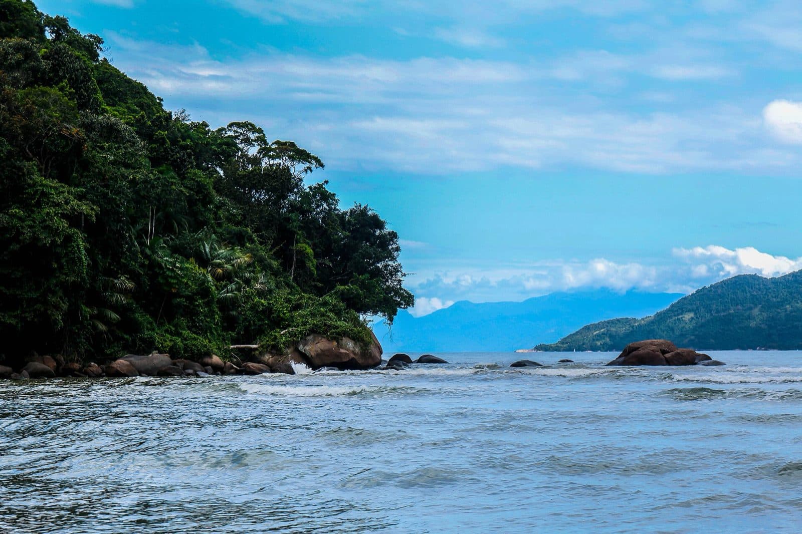 Canto da Praia da Lagoinha com costão coberto de mata e ilhas no horizonte