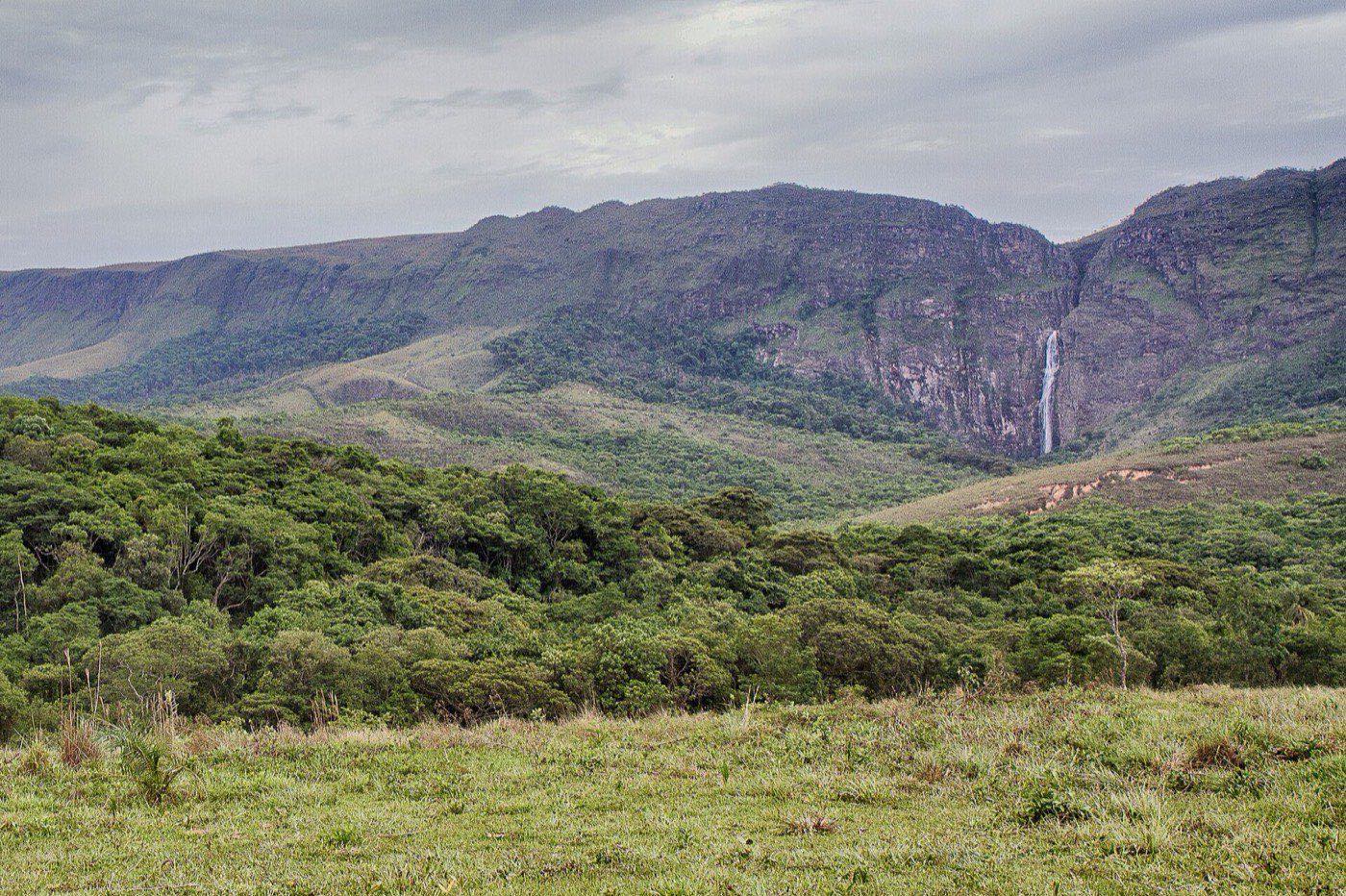 Escarpa da Serra da Canastra vista do vale, com a Casca d'Anta como um fio branco no paredão