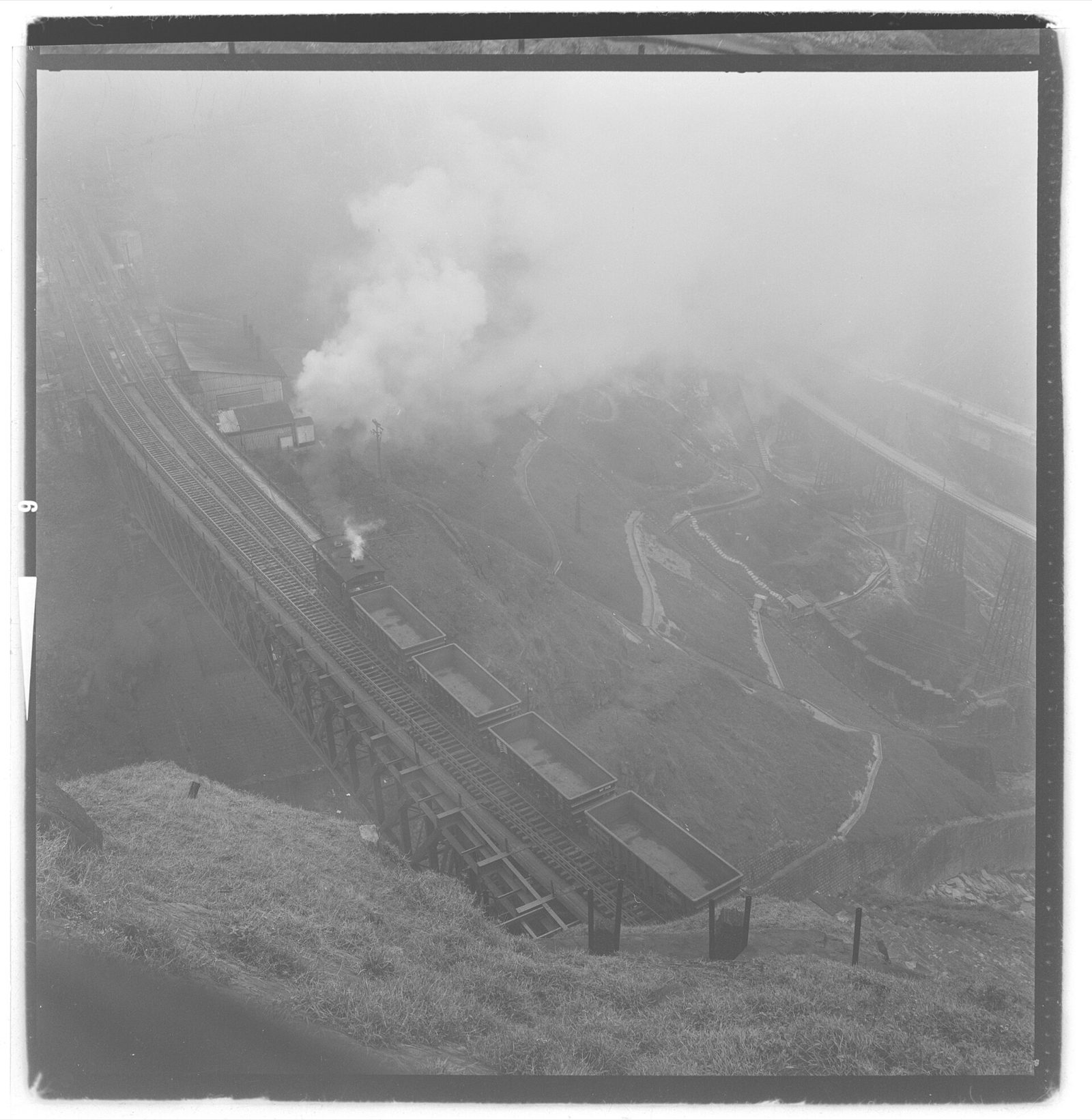 Viaduto da Grota Funda com vagões e vapor na encosta, em foto de 1973