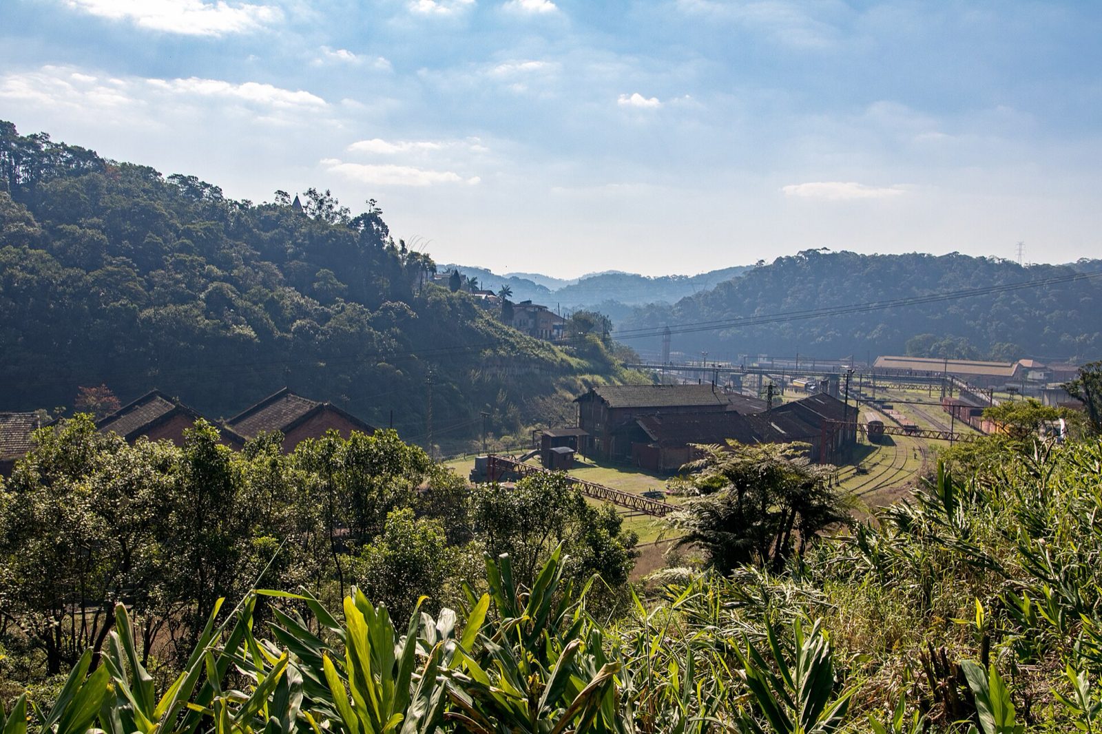 Casas de madeira da vila ferroviária de Paranapiacaba entre morros de mata