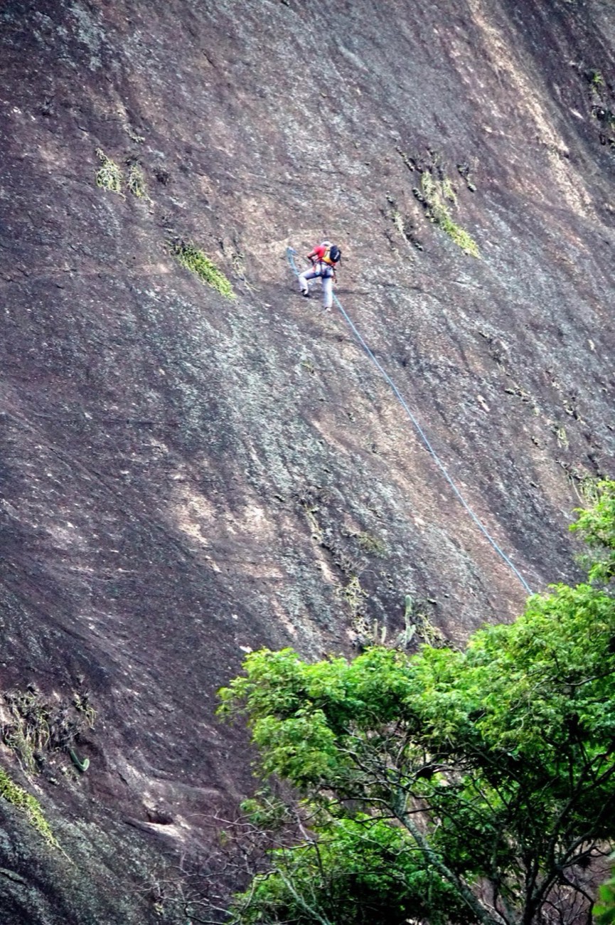 Dupla de escaladores em uma parede de granito vista de baixo