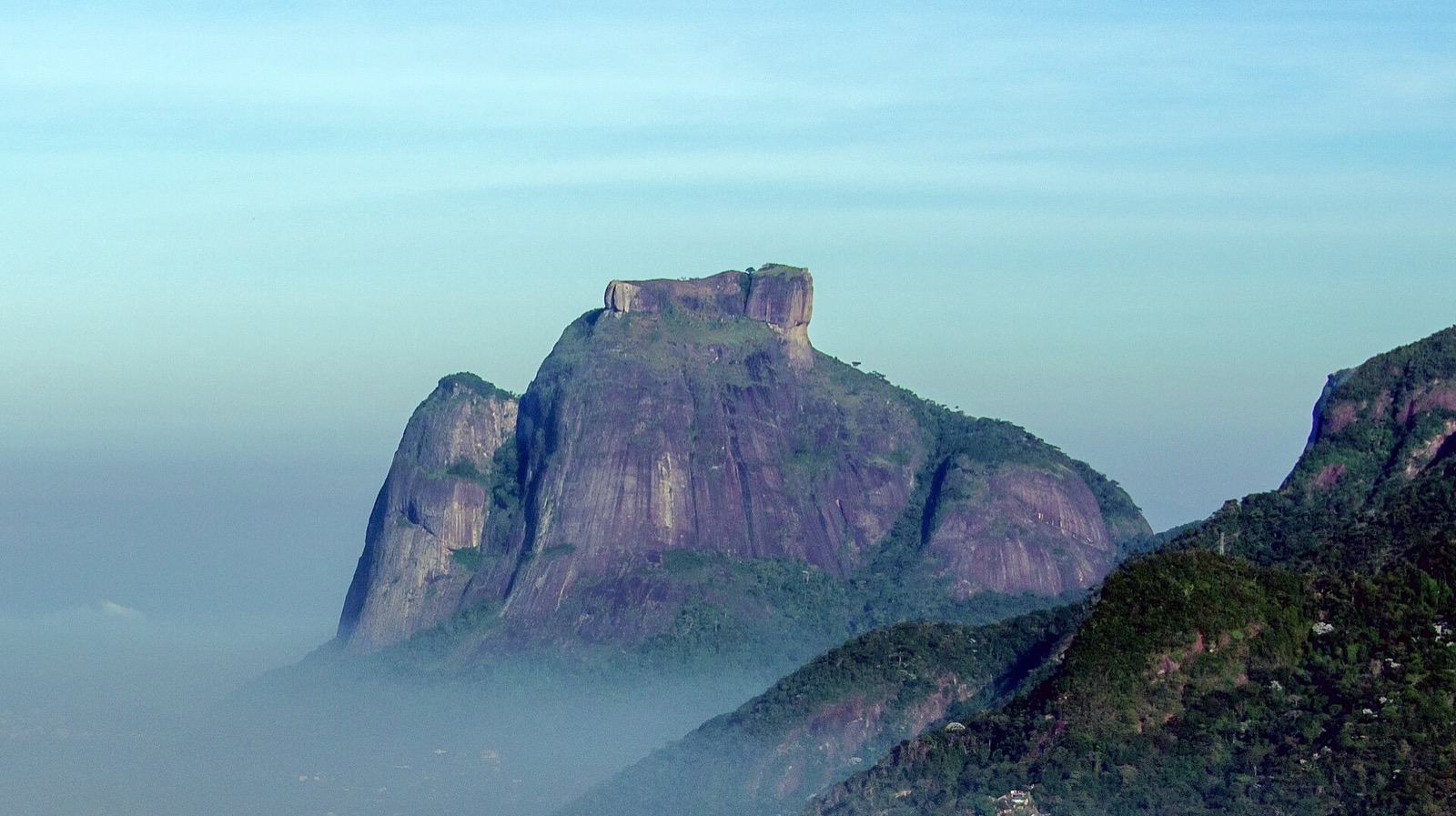 Pedra da Gávea emergindo acima de um mar de neblina