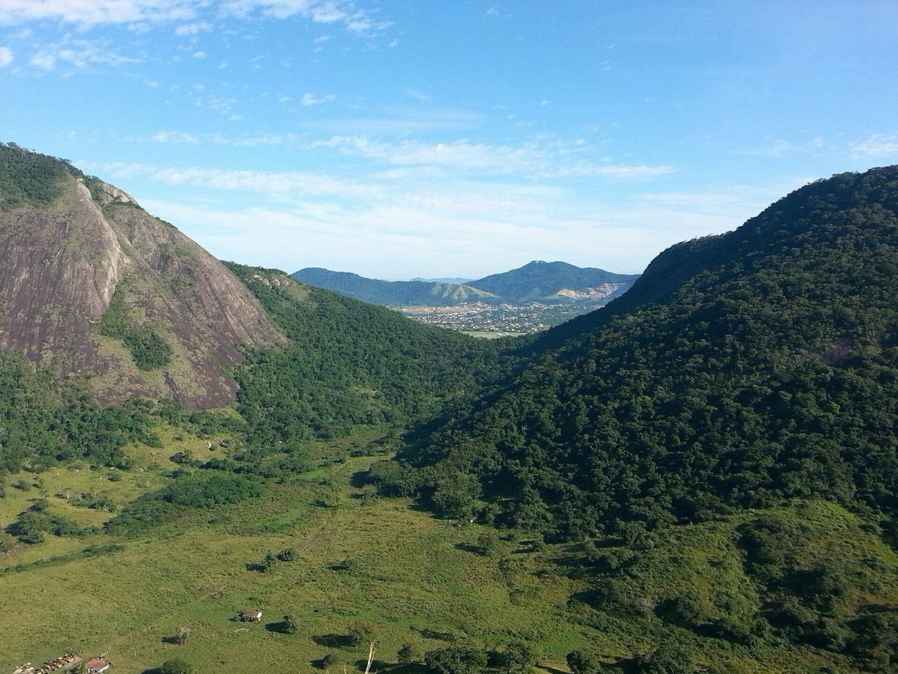 Vale de São José do Imbassaí visto do alto, entre morros com mata