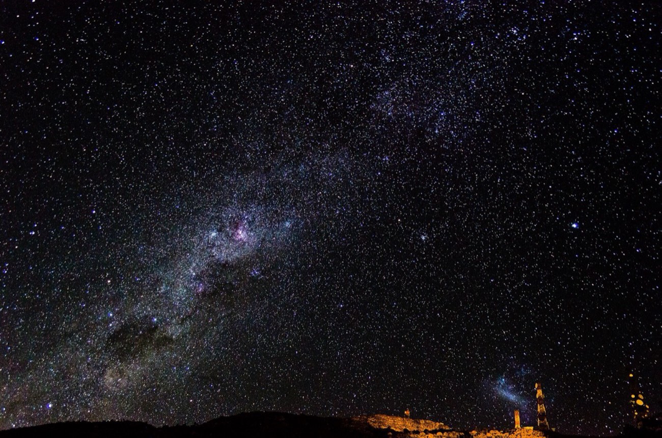 Céu estrelado com a Via Láctea sobre o Pico da Caledônia