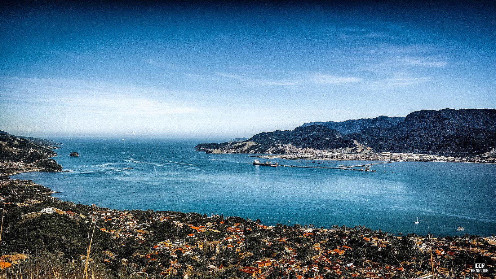 Canal de São Sebastião visto da subida ao Baepi, com navio e a cidade de Ilhabela