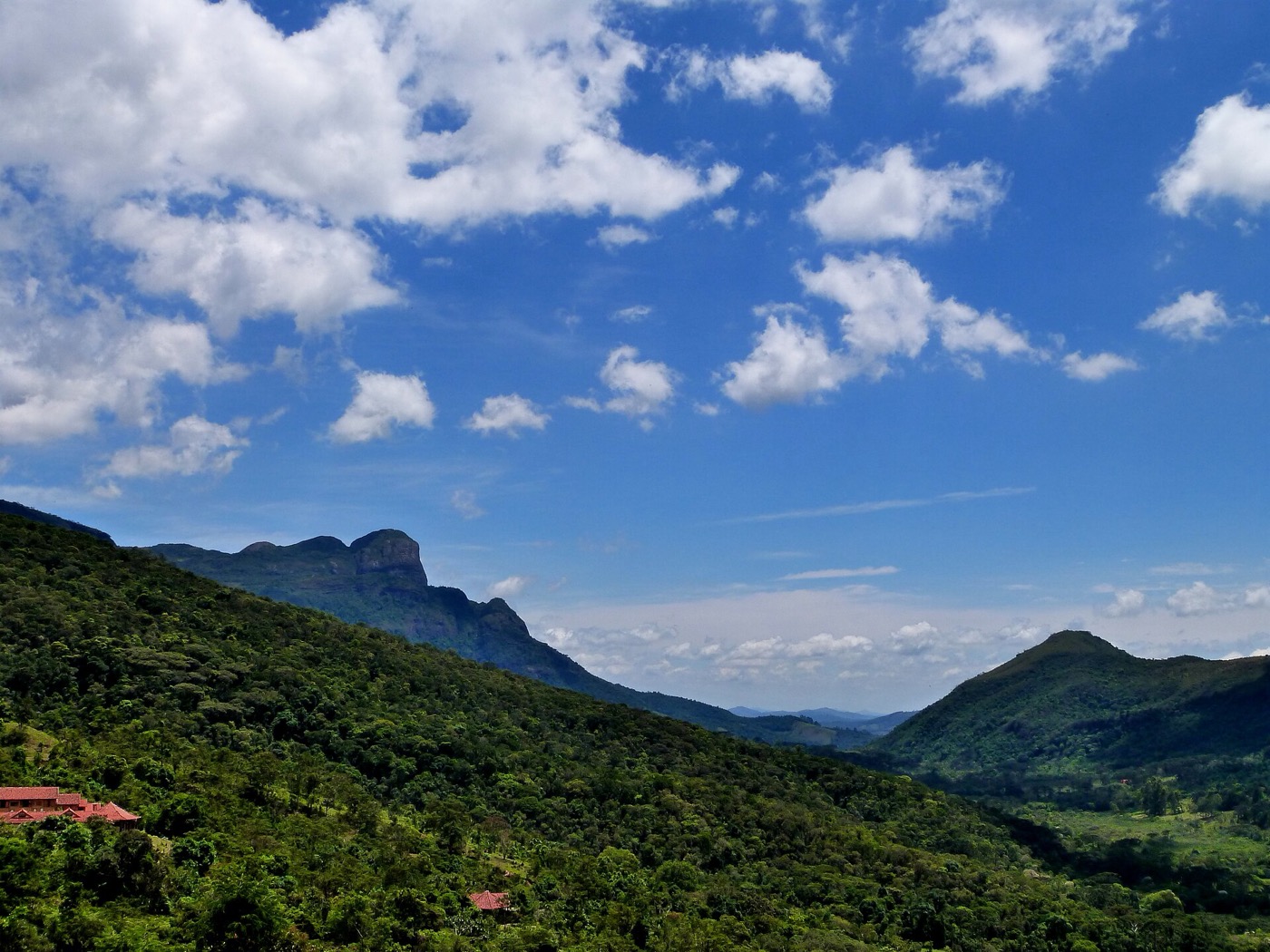 Vale do Matutu em Aiuruoca, com o Pico do Papagaio à esquerda e a Pedra do Leão à direita