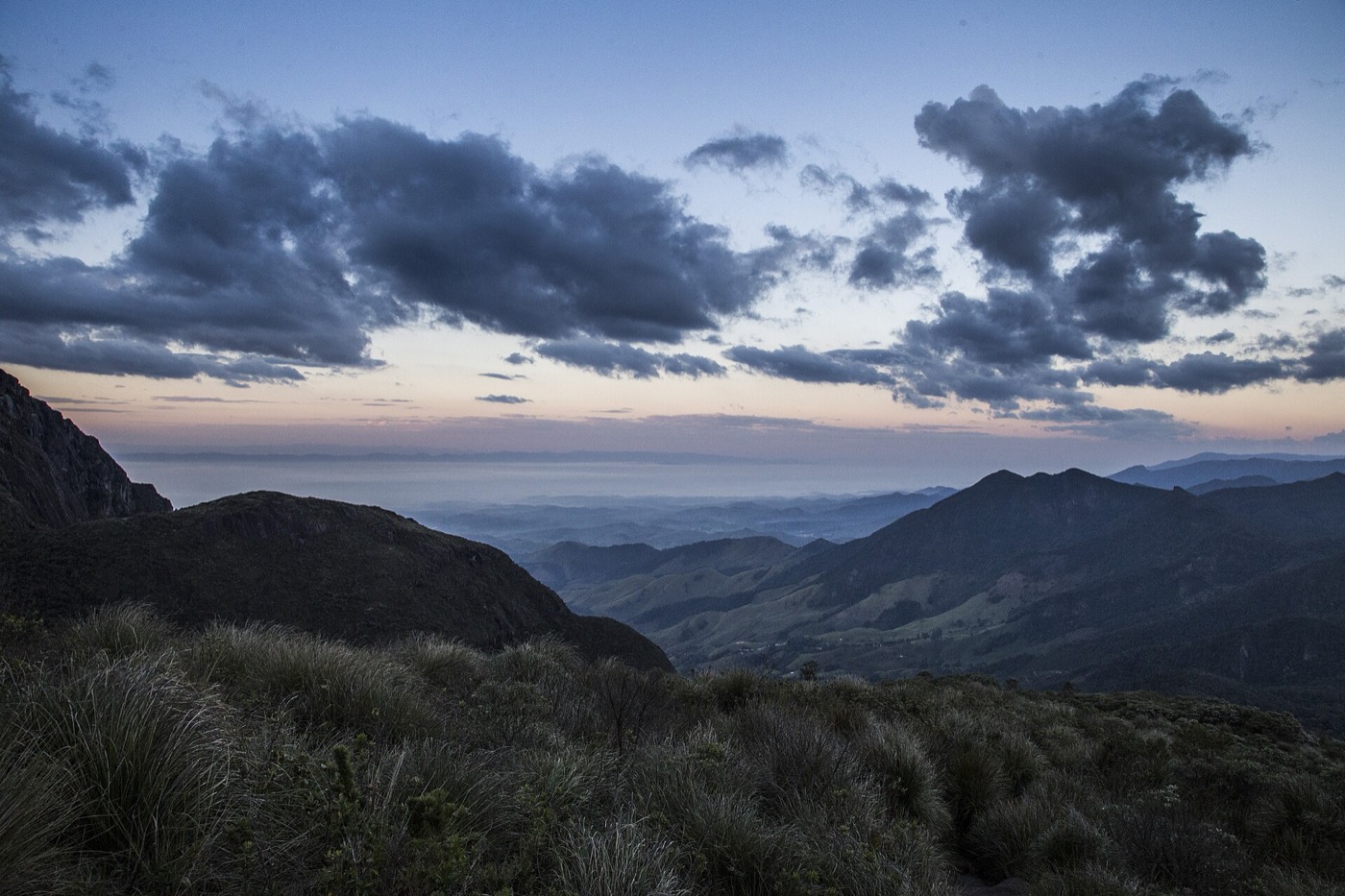 Céu de fim de tarde com nuvens escuras sobre as cristas da Mantiqueira, na trilha para o Pico dos Marins