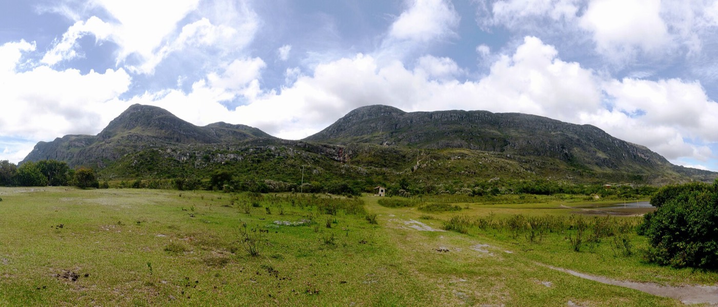 Panorama da Serra do Espinhaço vista da Lapinha da Serra, com o Pico da Lapinha e o Pico do Breu